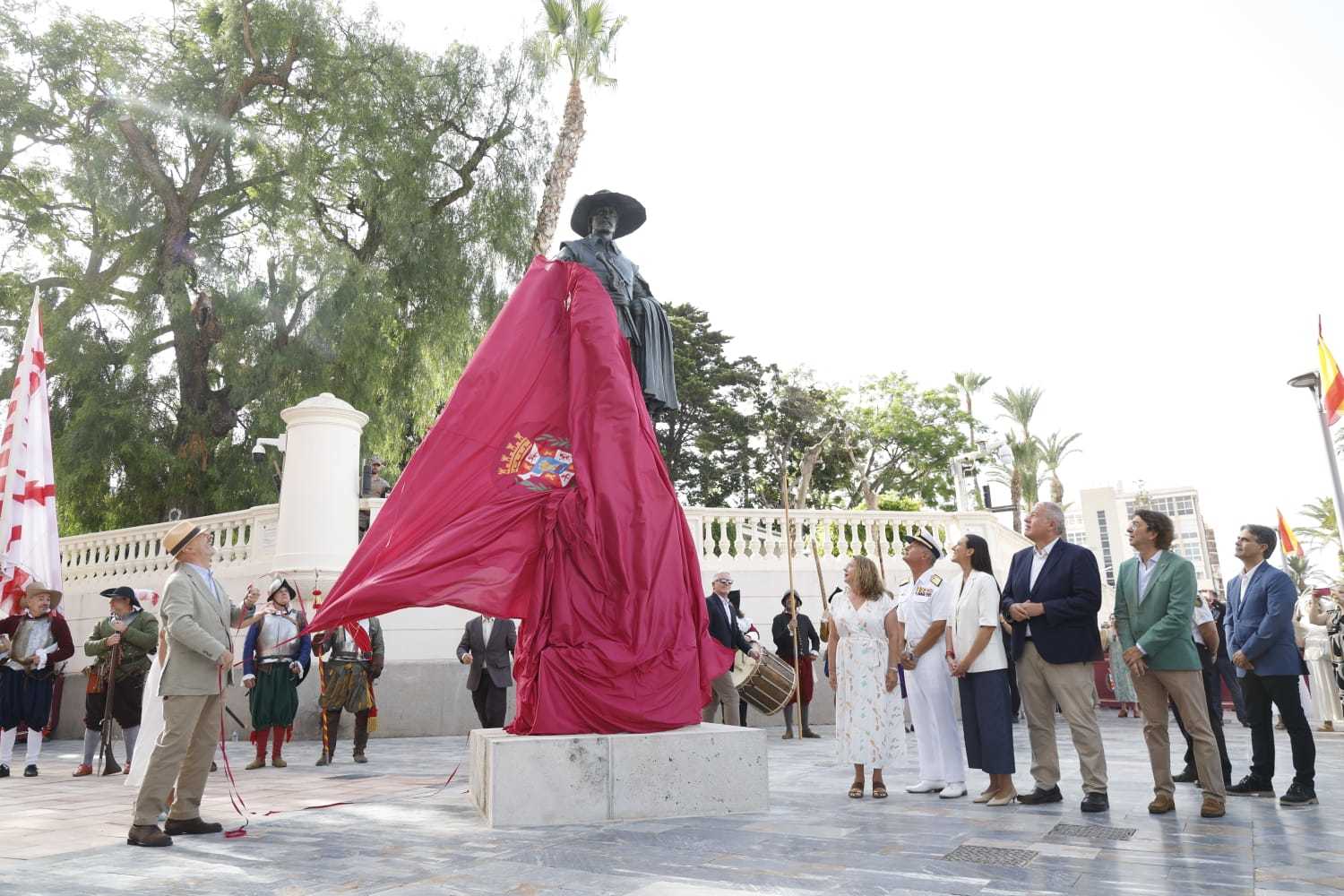 Cartagena inmortaliza al Capitán Alatriste en homenaje a su escritor y paisano más ilustre