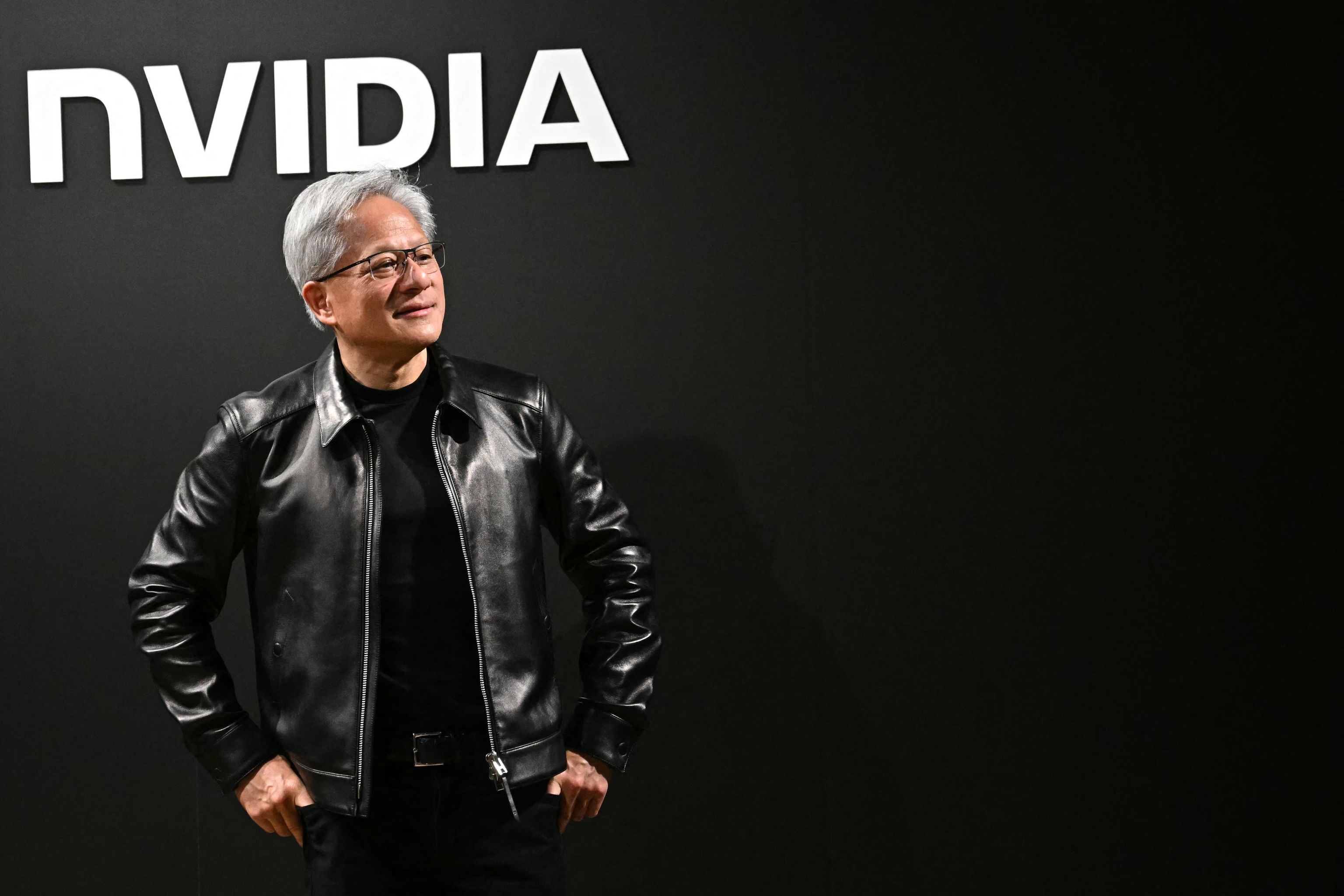 Continúa la sangría tecnológica en Wall Street: Nvidia pierde su trono como empresa más valiosa frente a Apple