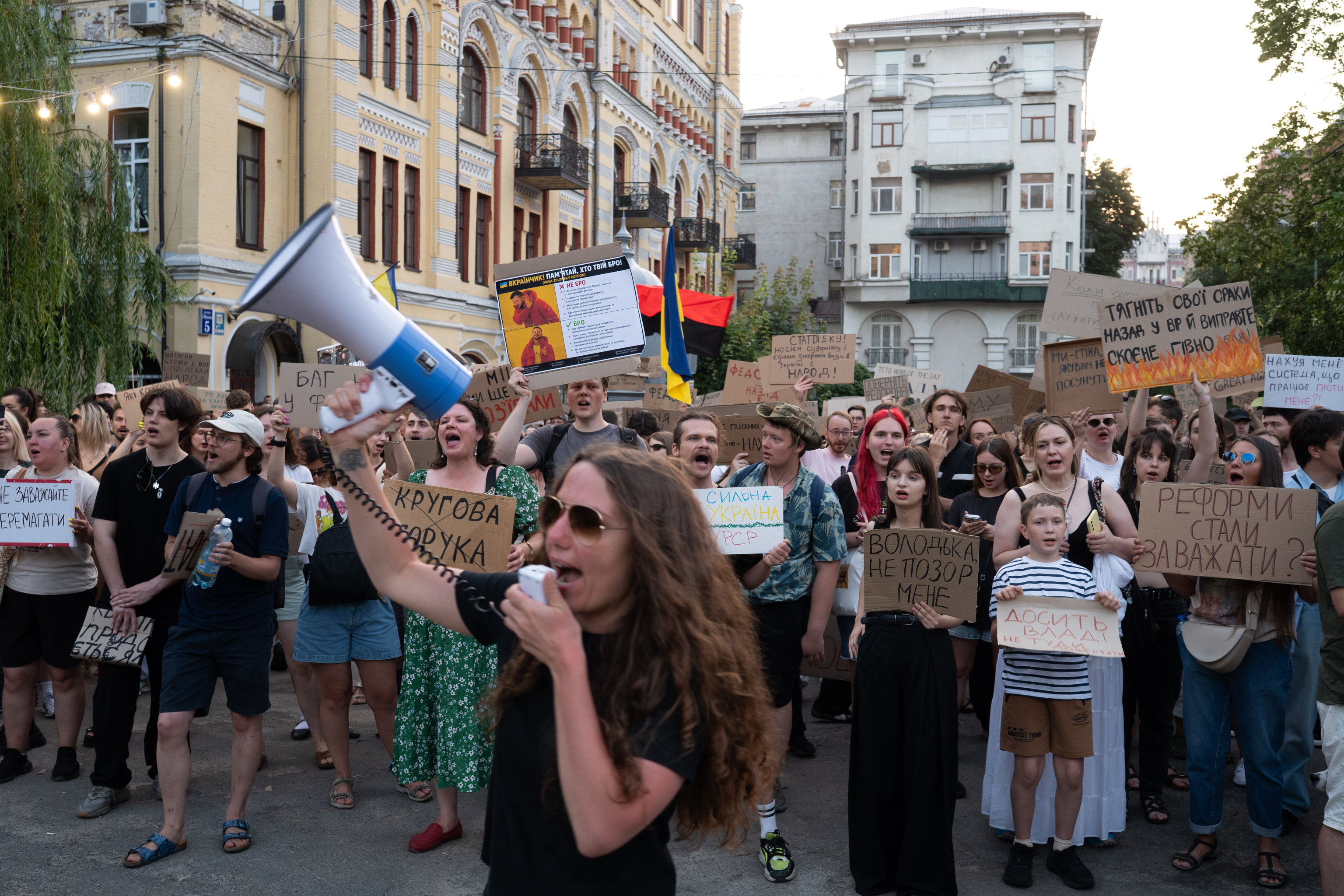 Miles de manifestantes protestan en Kiev contra la destitución del ministro de Defensa Fedorov