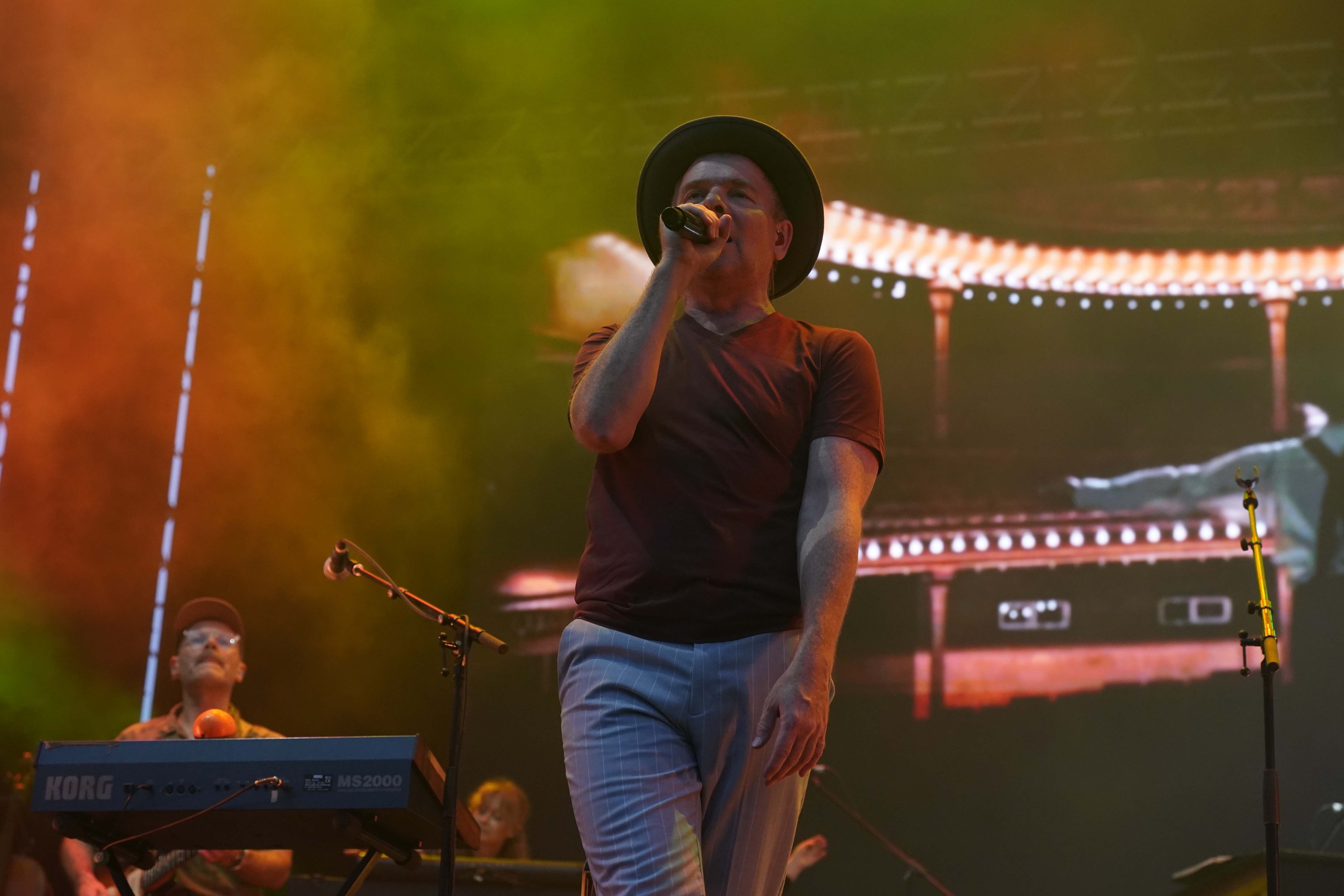 Belle and Sebastian emocionan con su cumpleaños pop en la noche tropical de Barcelona
