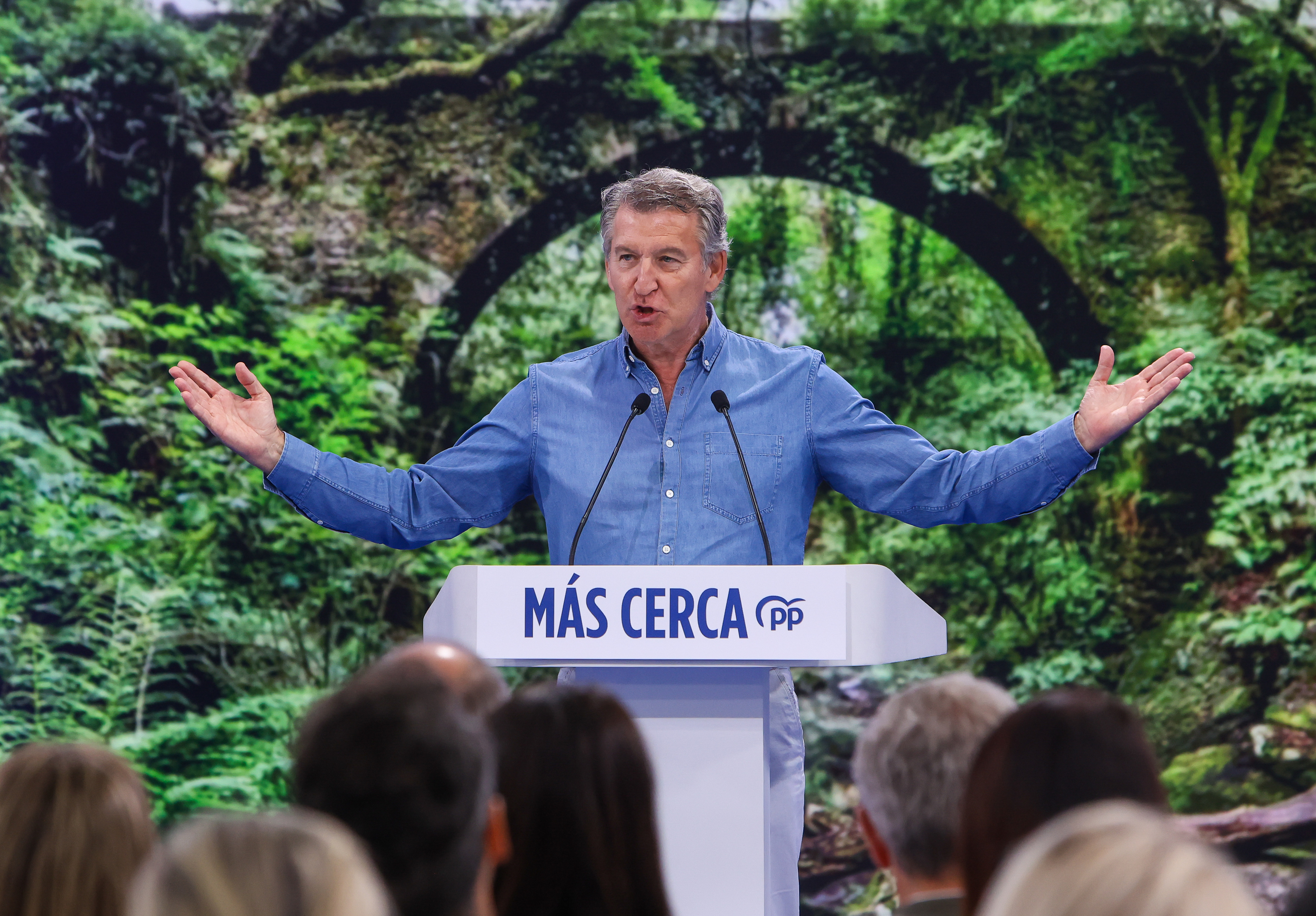Feijóo invoca una España "que se parezca más a su selección" y moviliza a sus alcaldes contra "el saqueo del PSOE"