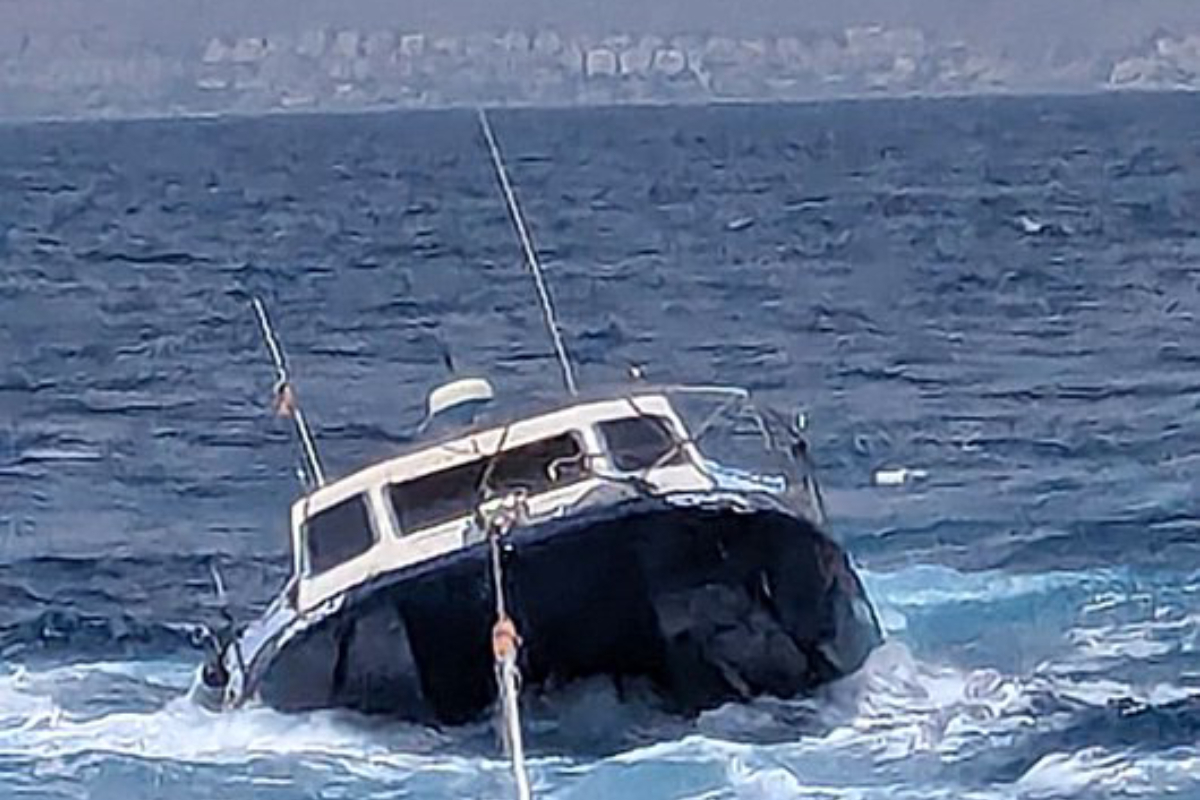 Once personas rescatadas del agua tras hundirse un catamarán en Santa Pola (Alicante)