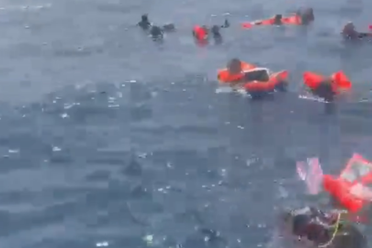 Once personas rescatadas del mar tras hundirse un catamarán en Santa Pola (Alicante)