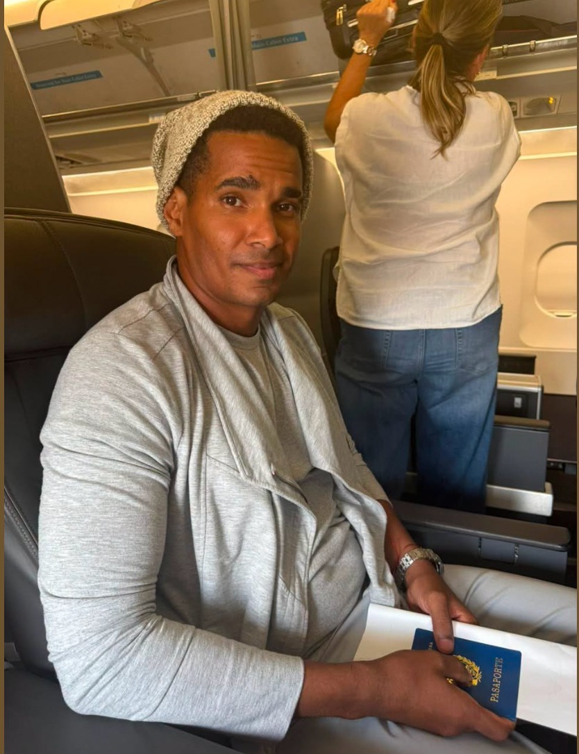 El artista disidente cubano Otero Alcántara llega a Miami, en exilio forzoso, tras cinco años de cárcel injusta