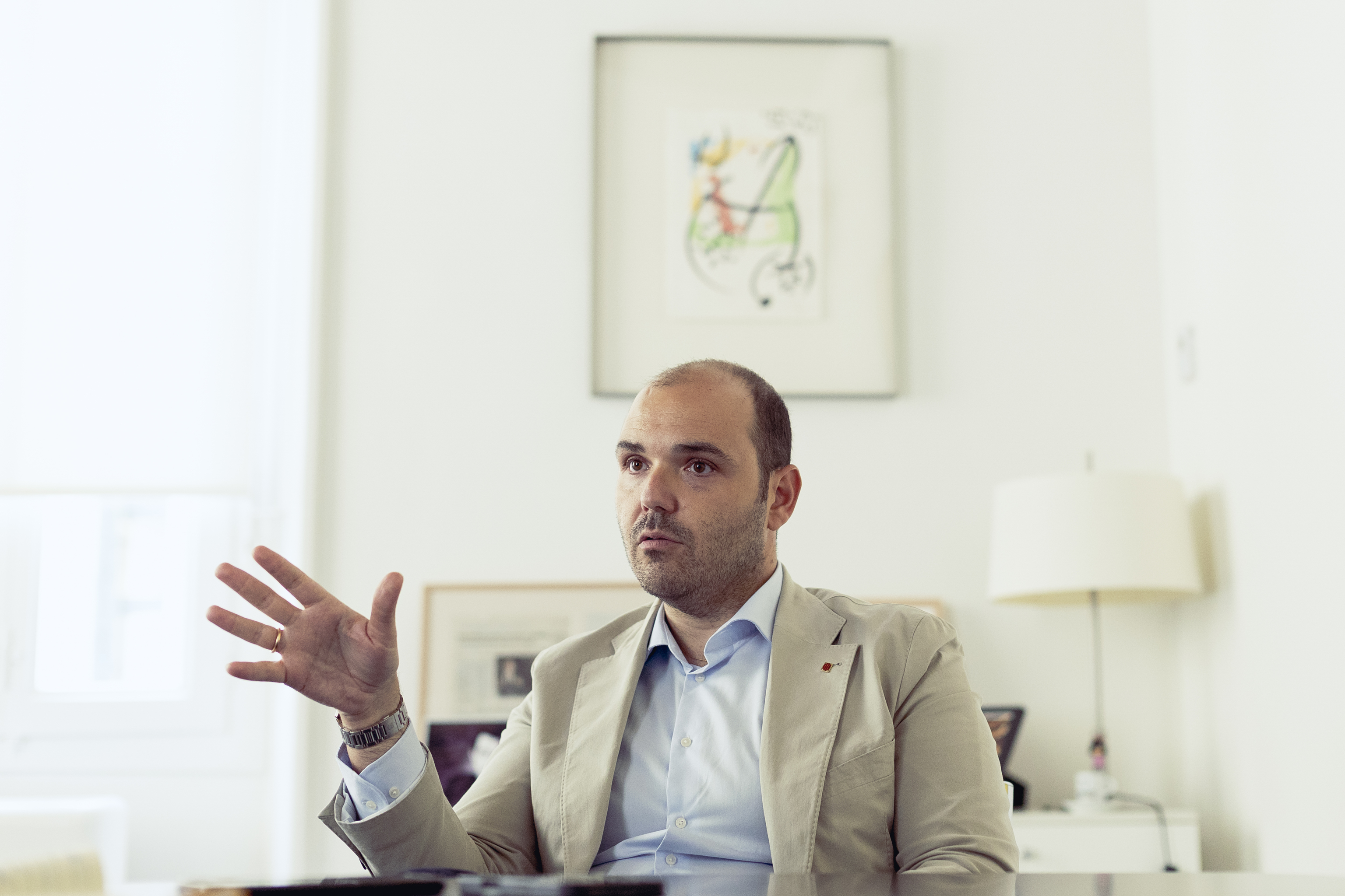 Albert Dalmau, consejero de Presidencia catalán: "Illa no quiere romper España, quiere reformarla con voz propia" Pese a su juventud, es la persona que está en la sala de máquinas del Gobierno catalán y la mano ejecutiva del presidente de la Generalitat, Salvador Illa Leer