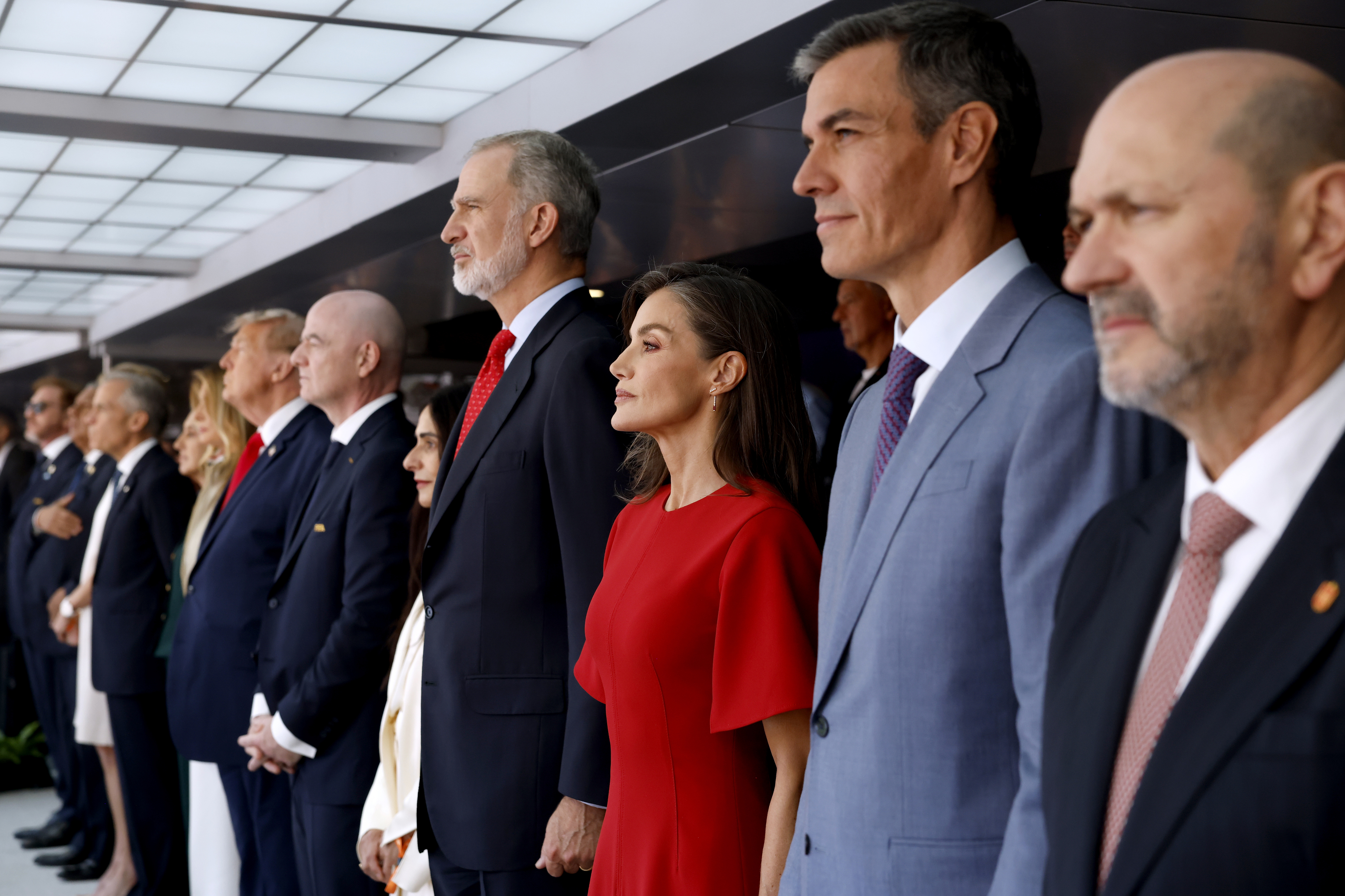 La Reina Letizia, la Princesa Leonor, la Infanta Sofía y hasta el Rey Felipe, conjuntados de rojo pasión para apoyar a la Selección