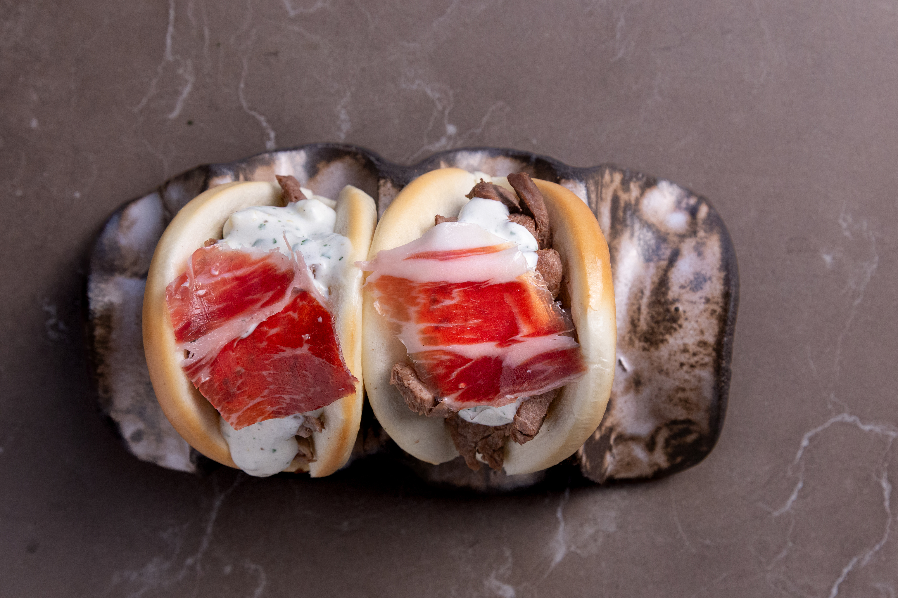Lumara, el restaurante que lleva a Chamberí la despensa extremeña y cuyo inesperado plato estrella es un brioche de carrillera ibérica