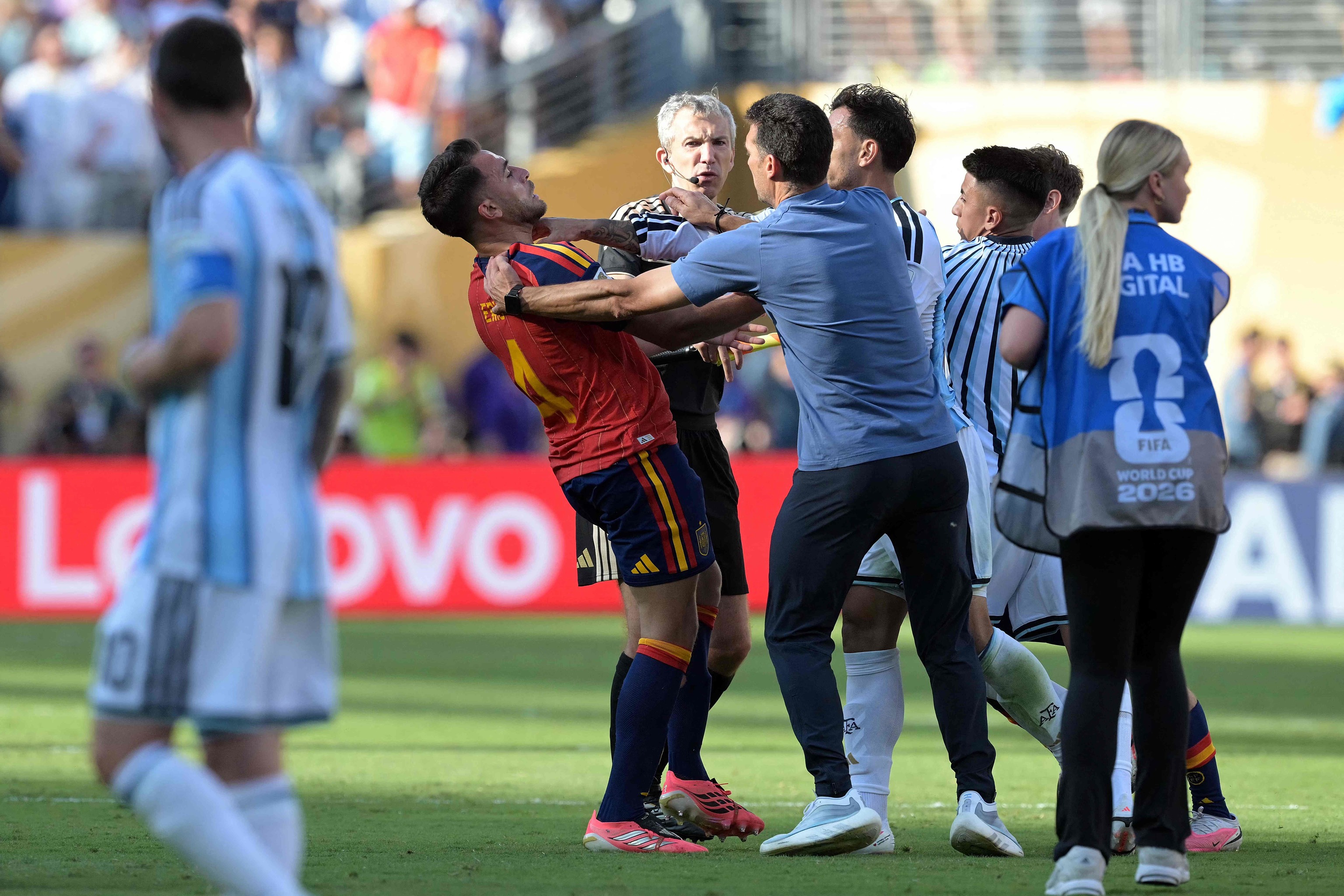 El puñetazo de Molina, la locura de Paredes y el desprecio argentino a los campeones en el postpartido más bronco del Mundial: "Estuvisteis llorando toda la semana"