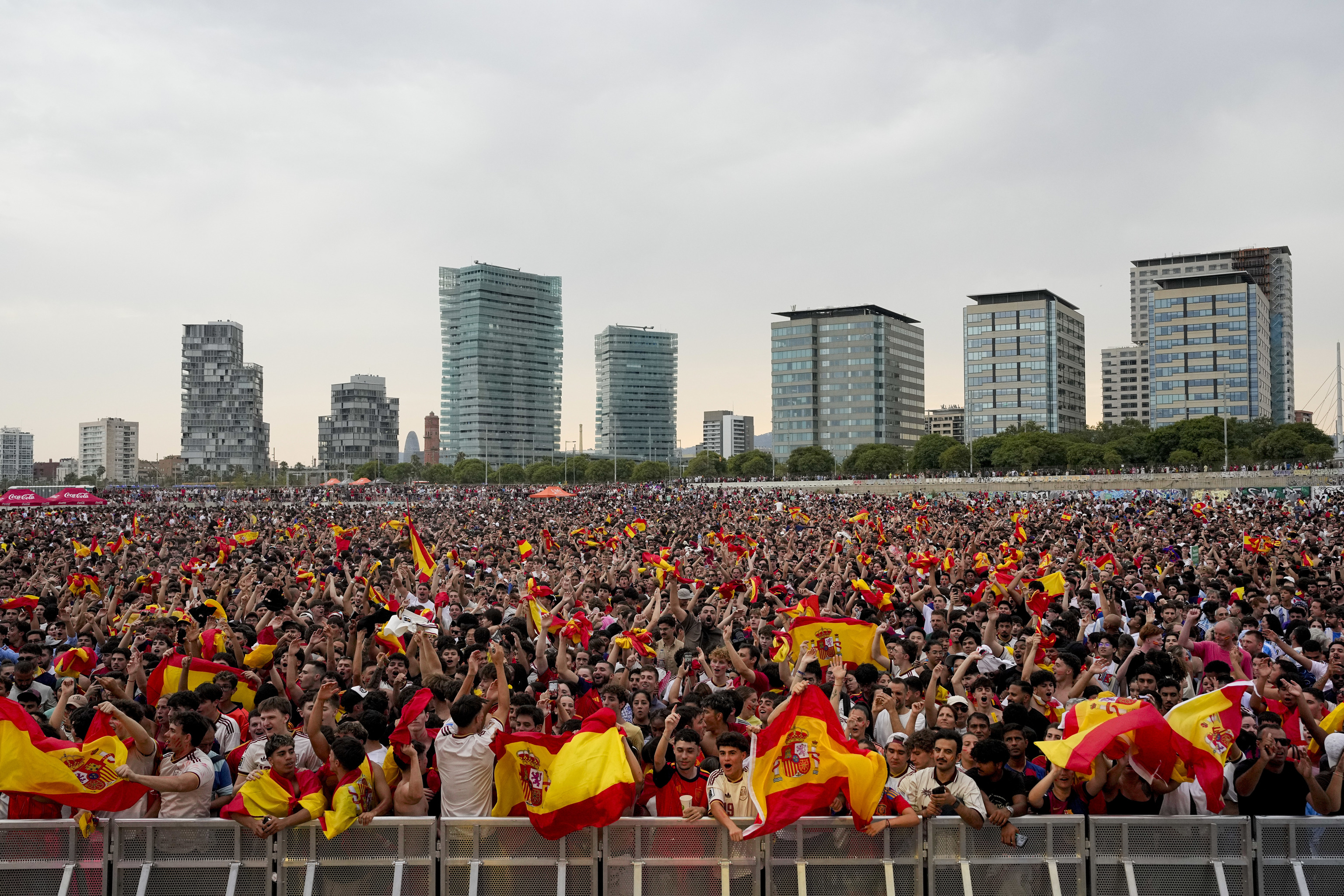 Cataluña se echó a la calle para celebrar la victoria épica de España ante Argentina en la final del Mundial