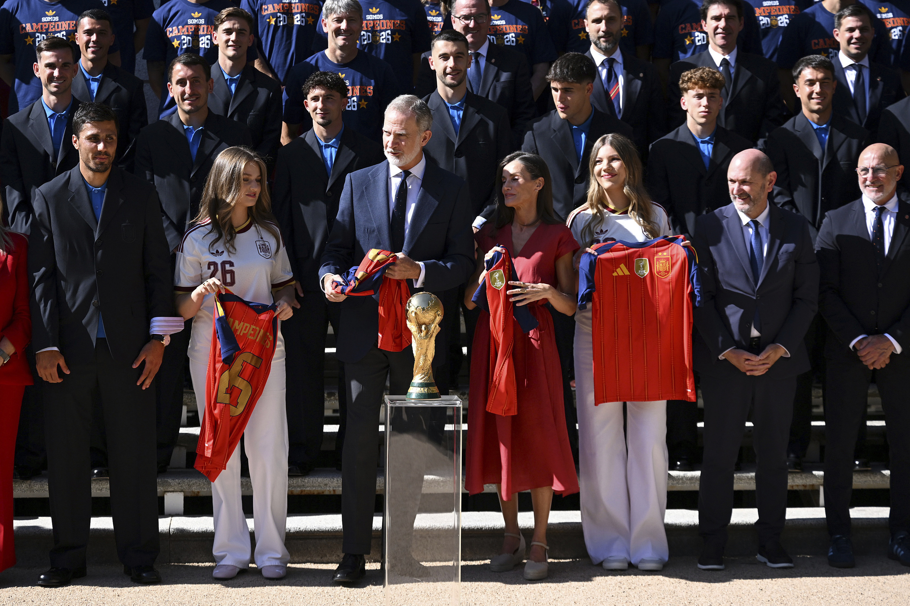Un pasillo de honor, jugadores de traje y la Familia Real de rojo, los Reyes celebran el triunfo en el Mundial: "Habéis ganado con gallardía"