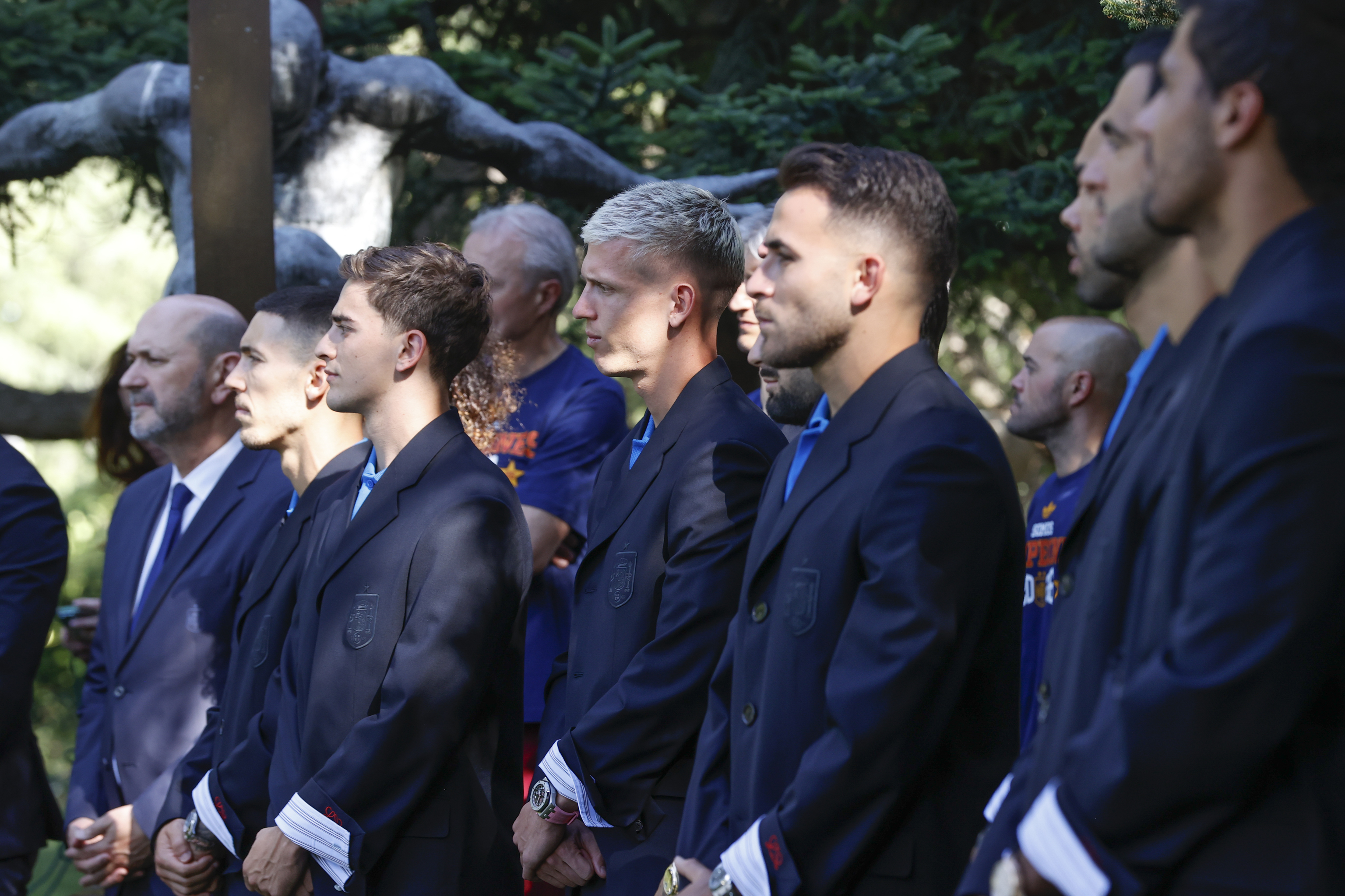 Loewe diseña el curioso traje con el que los jugadores de la selección de fútbol presentan la Copa del Mundo en Madrid