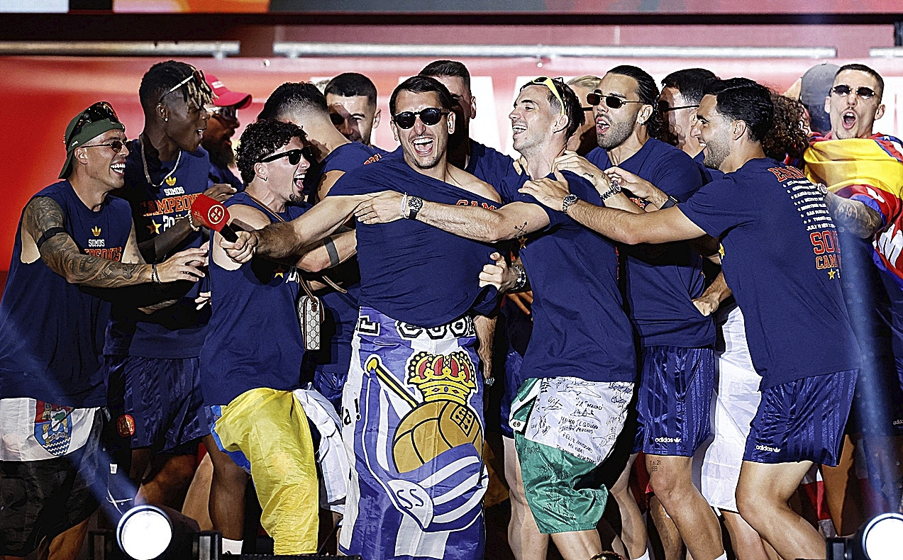 Éxtasis en Cibeles con la llegada de los campeones: "Juntos somos más fuertes, viva España"