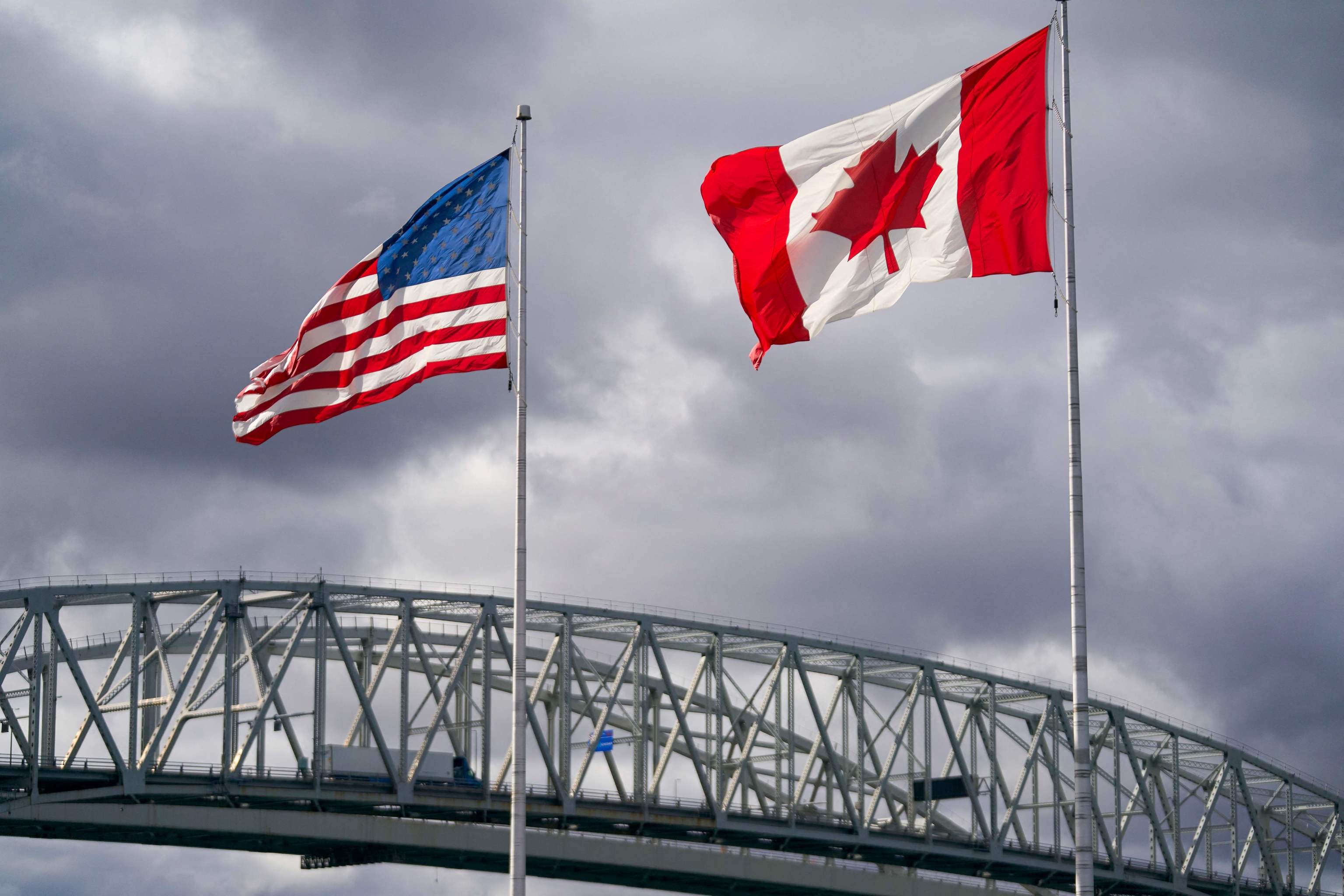 EEUU impone aranceles adicionales del 50% a varios productos de Canadá