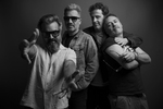 Love of Lesbian: "Sí, nos la han dado con queso... y con jamón y longaniza, tenemos para hacer un buen  pa amb tomàquet y embutido"