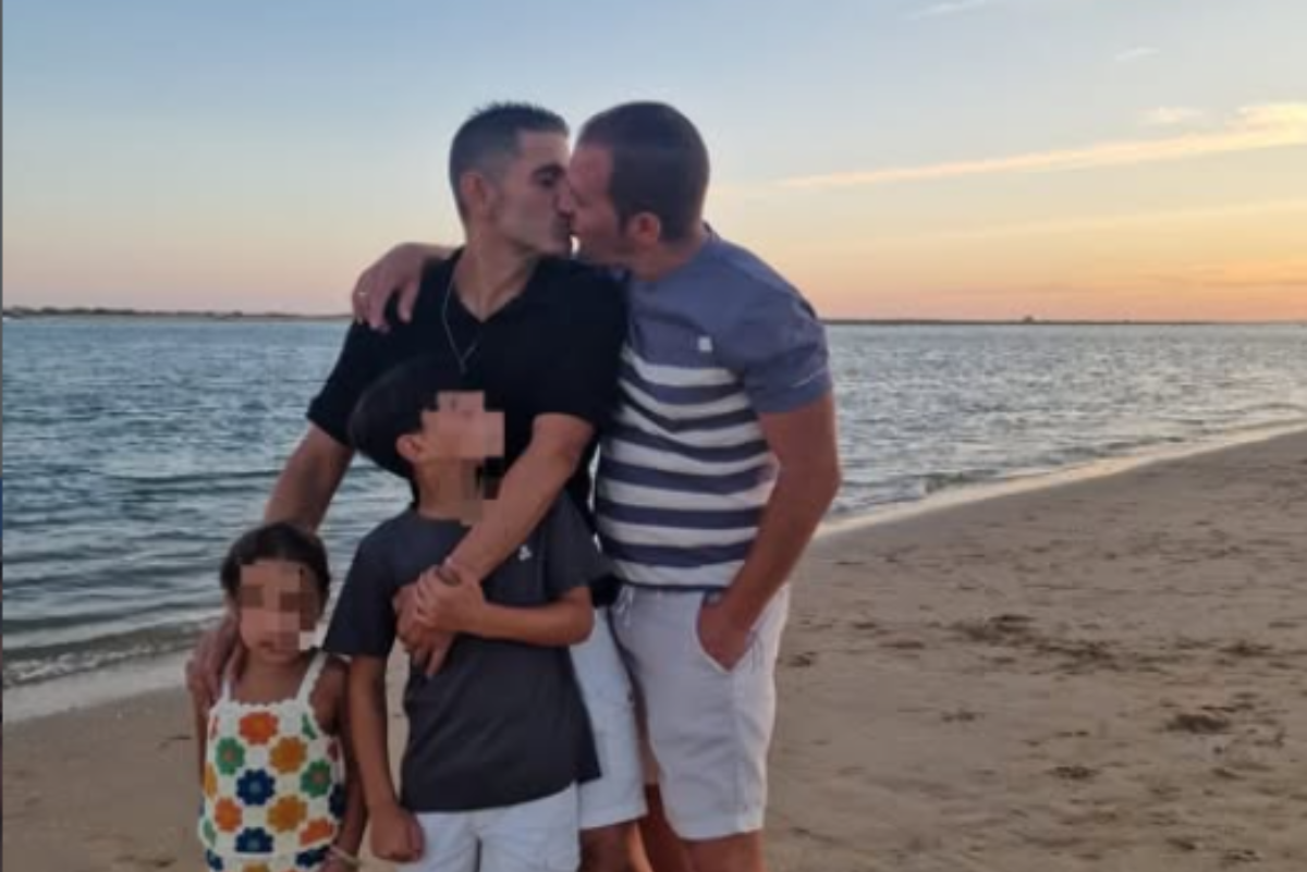 Un concejal sevillano denuncia una ola de insultos homófobos por compartir una foto con su marido e hijos