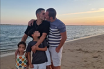 Un concejal sevillano denuncia una ola de insultos homófobos por compartir una foto con su marido e hijos