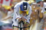 Evenepoel vuelve a derrotar a Pogacar en una contrarreloj que deja víctimas