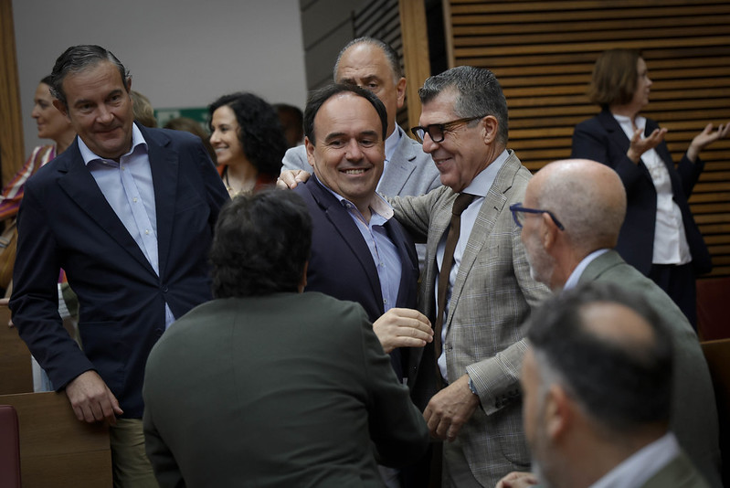 Llorca aprueba sus primeros presupuestos con la "prioridad nacional" que Vox promete llevar a ley estatal "más pronto que tarde"