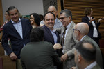 Llorca aprueba sus primeros presupuestos con la "prioridad nacional" que Vox promete llevar a ley estatal "más pronto que tarde"
