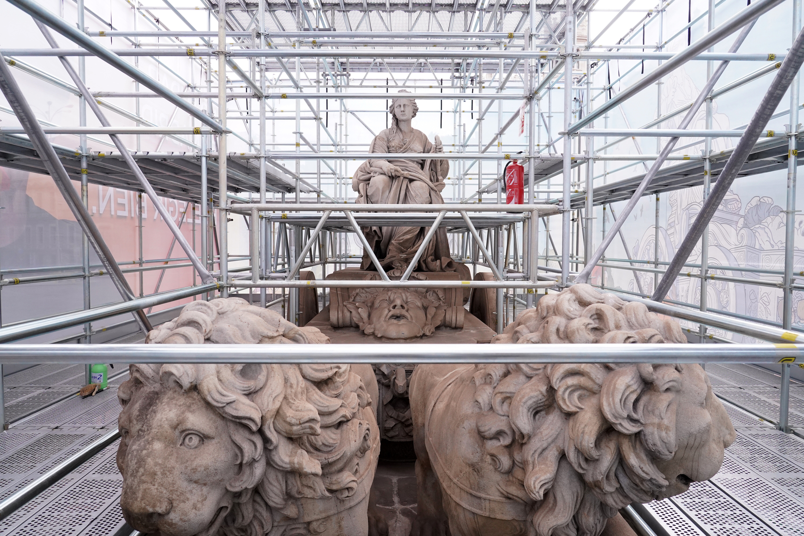 La restauración de la Fuente de Cibeles se abre al público: todo lo que hay que saber para reservar una de las visitas gratuitas y ver a la diosa desde el andamio