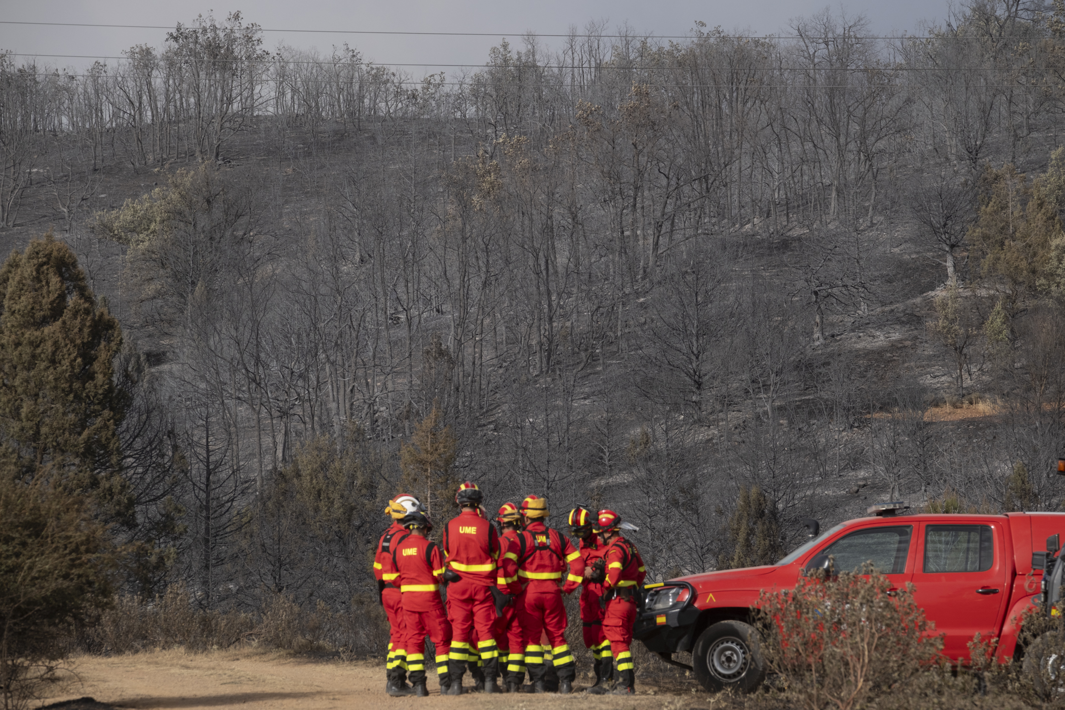 El fuego de La Mierla entra en "una fase de razonable optimismo" y comienzan los realojos: "Hay mucha tristeza, pero al menos las llamas no entraron al pueblo"
