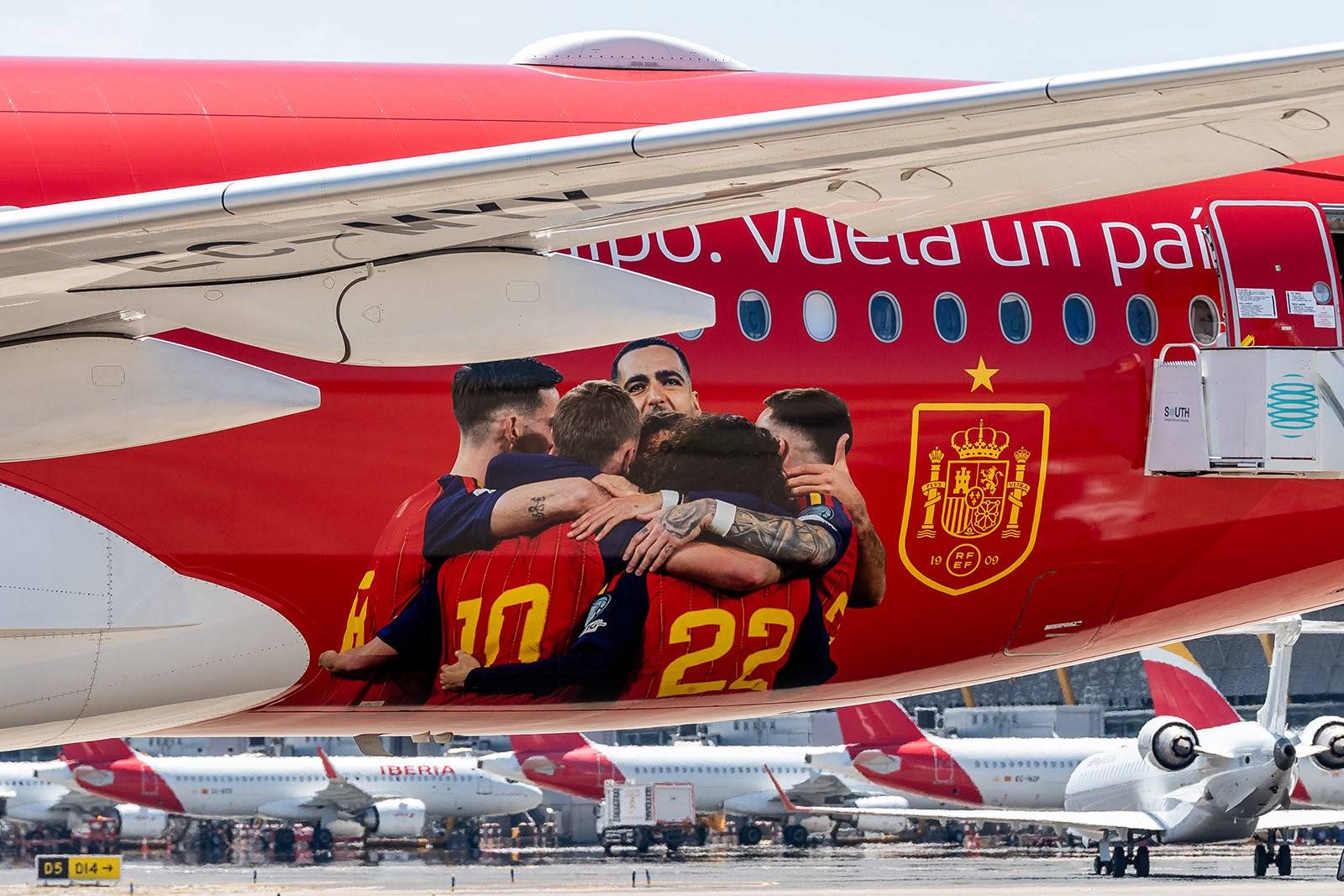 Iberia se mofa de Argentina: planta el avión de la selección española en Buenos Aires tras la derrota de la Albiceleste El Airbus A350 EC-MYX, el buque insignia serigrafiado con la gloria de la Roja, aterriza en Ezeiza (Buenos Aires) en el peor momento posible para el orgullo argentino Leer