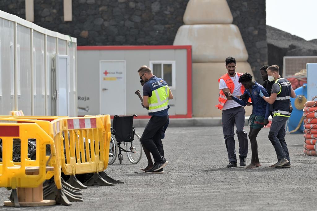 Una mujer fallece tras la llegada a El Hierro de un cayuco con 165 migrantes y un bebé es evacuado en estado crítico a Tenerife