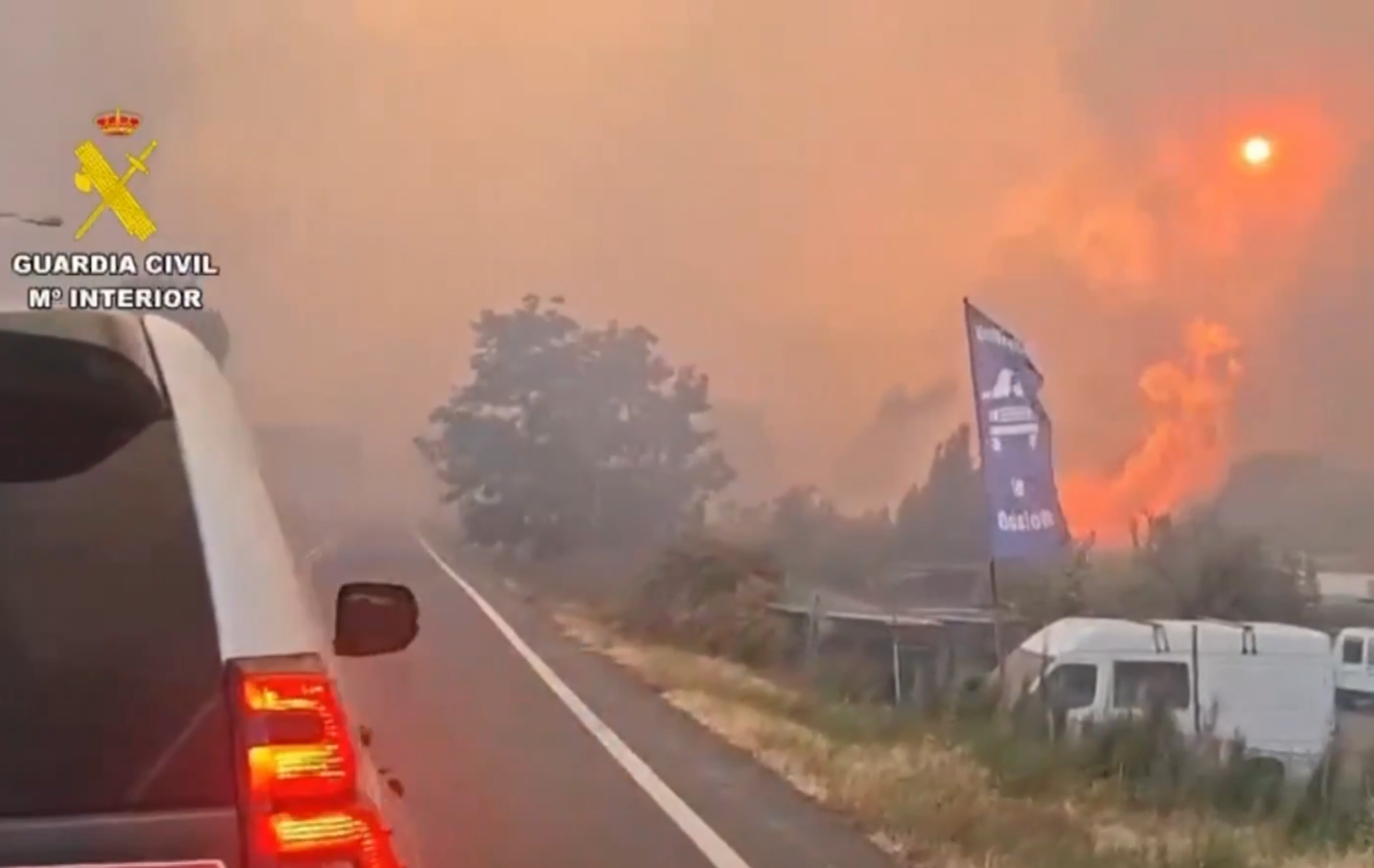 Junto al fuego, sin cobertura y sin WhatsApp en Pelayos de la Presa: "Hay mucho humo y no entiendo cómo han dejado que la gente se quede"