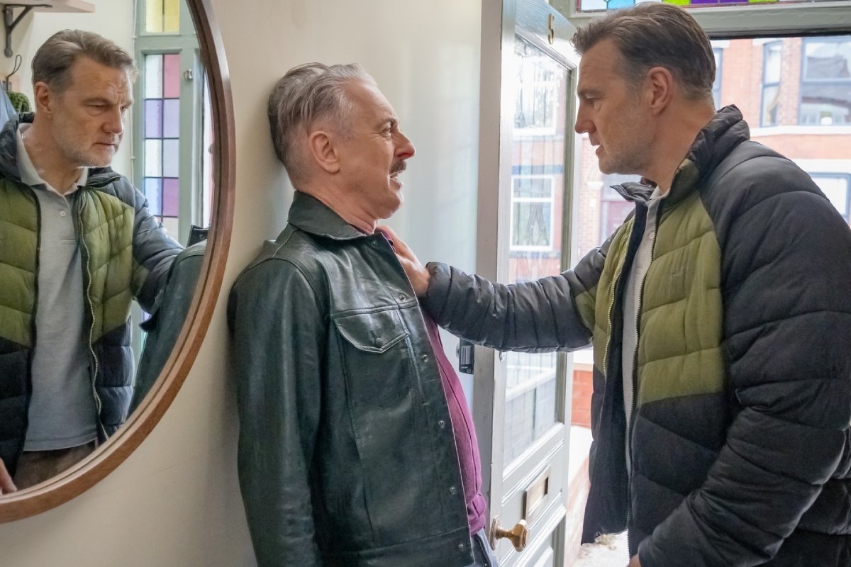 Una serie de Russell T. Davies: compromiso LGTB, personajes perfectamente definidos, sarcasmo y un tono tan perfecto que parece magia