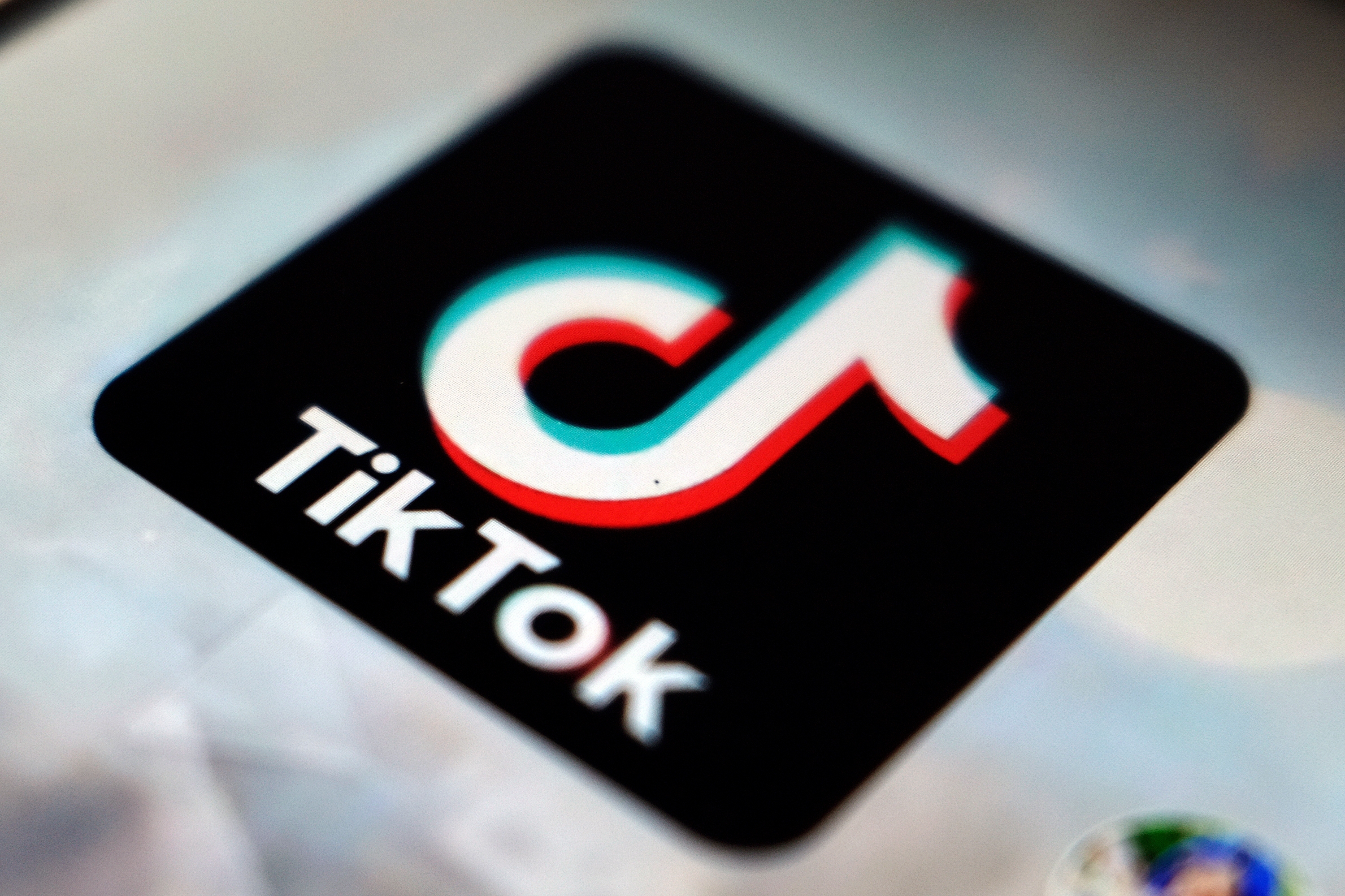 La UE acusa a TikTok de no proteger suficientemente a los menores