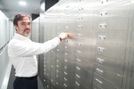 Detectores sísmicos, lecturas de las venas de la mano... El búnker infranqueable que esconde los tesoros y joyas de cientos de familias a escasos metros del Santiago Bernabéu