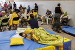 Incertidumbre y angustia entre los miles de evacuados en los pueblos amenazados de Madrid: "Hoy estamos aquí, mañana no lo sabemos"