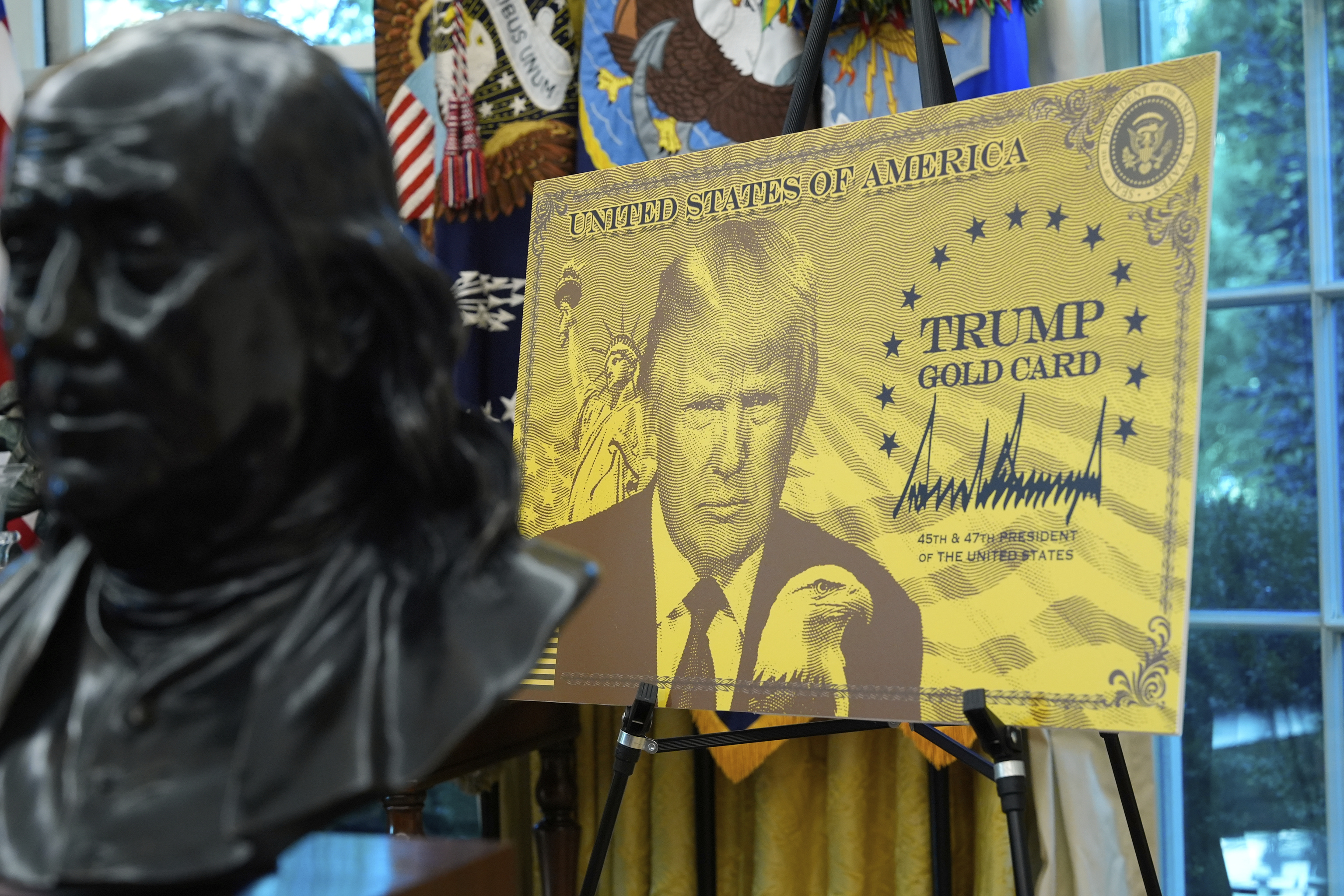 Aeropuertos, billetes, instituciones o el Monte Rushmore: el culto sin precedentes a la imagen de Trump