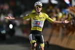 El Alpe d'Huez se rinde a una exhibición de época del dios Pogacar