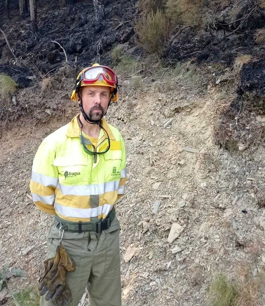 Ángel Malanda, el bombero que combate los incendios de Madrid y Ávila con su propia familia evacuada: "Te parece una película apocalíptica, colapsas mentalmente"
