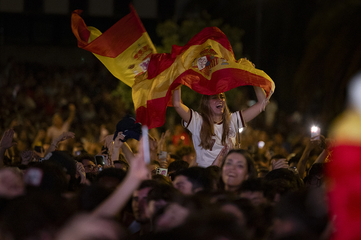 Se mantiene inatajable la venta de la bicolor: récord de banderas en las calles gracias al Mundial