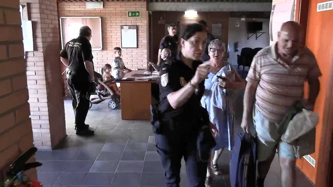 La Escuela de Policía de Ávila se convierte en el mayor refugio contra el fuego: hoy cerrará el día con 1.500 desalojados