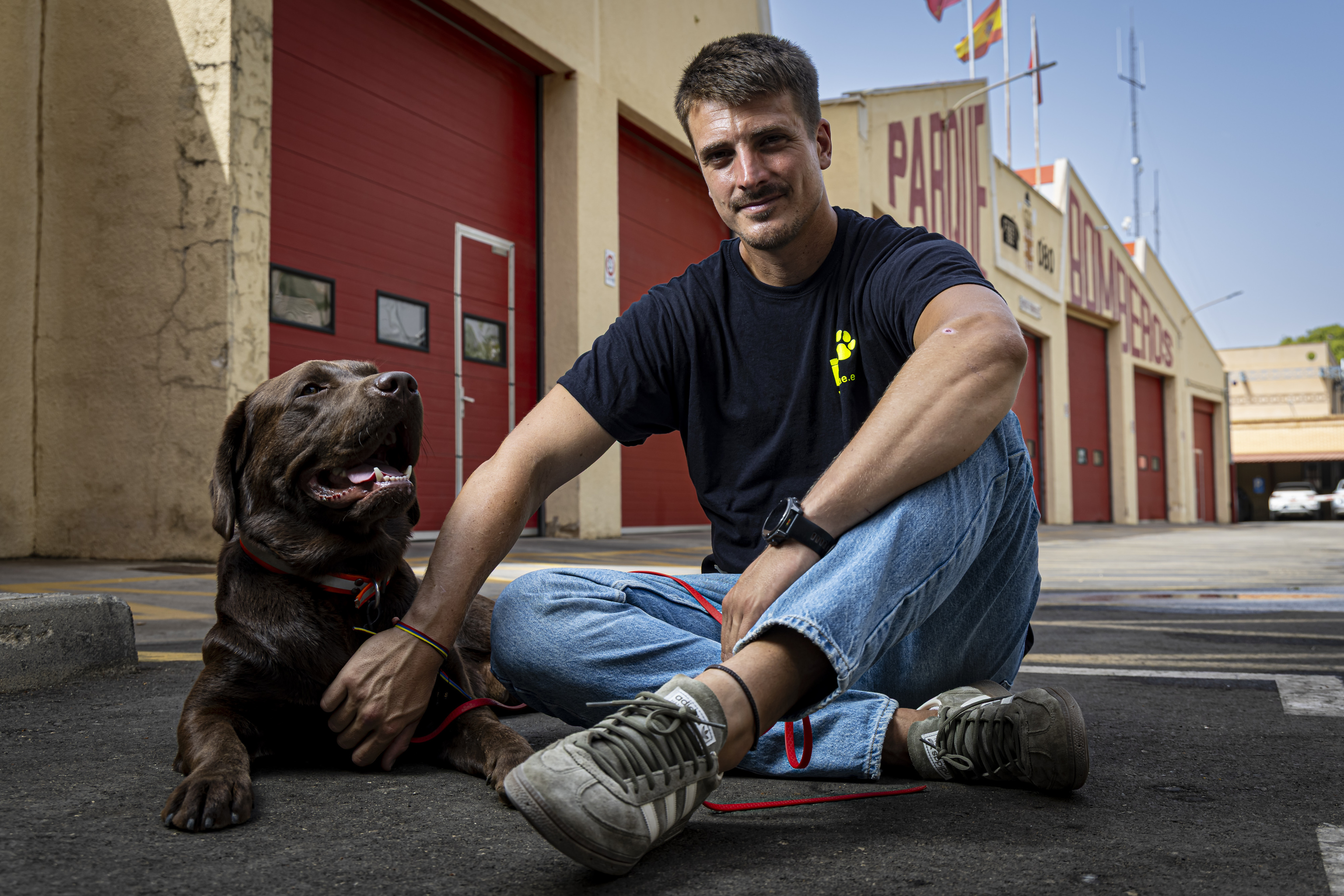 Un bombero español que ayudó con su perro tras los terremotos de Venezuela: "Había muchísimos cadáveres. Ron los estaba oliendo y los tenía que descartar... No encontramos a nadie vivo"
