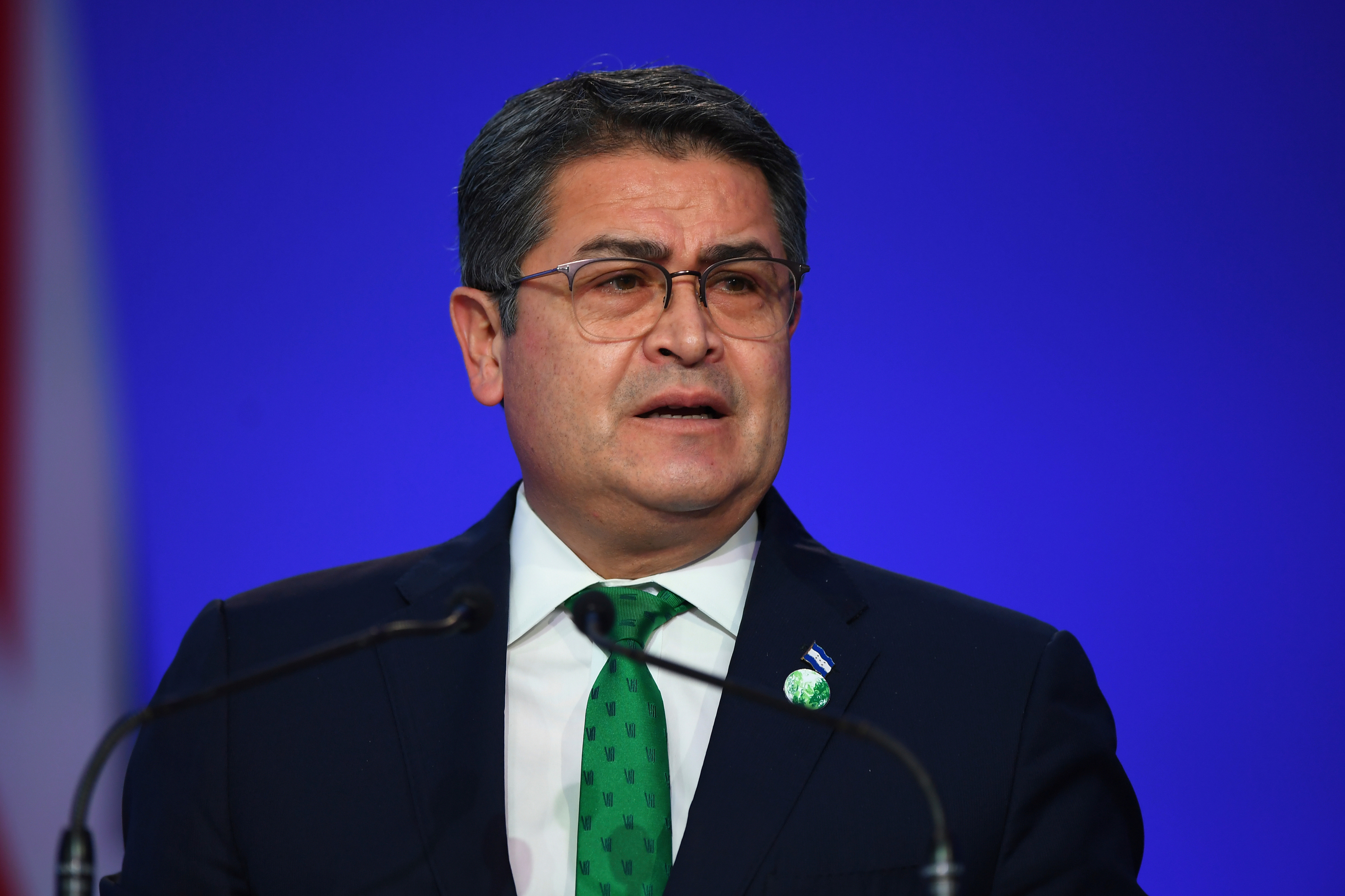 El ex presidente de Honduras condenado a 45 años de cárcel por narcotráfico regresa al país tras ser indultado por Trump