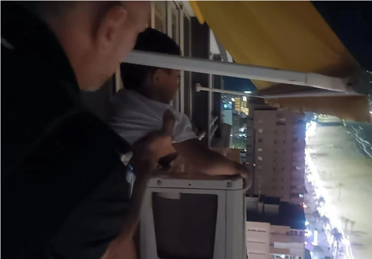 Rescatan a un niño de ocho años tras encontrarlo sentado sobre un aire acondicionado en un piso 21 de Benidorm
