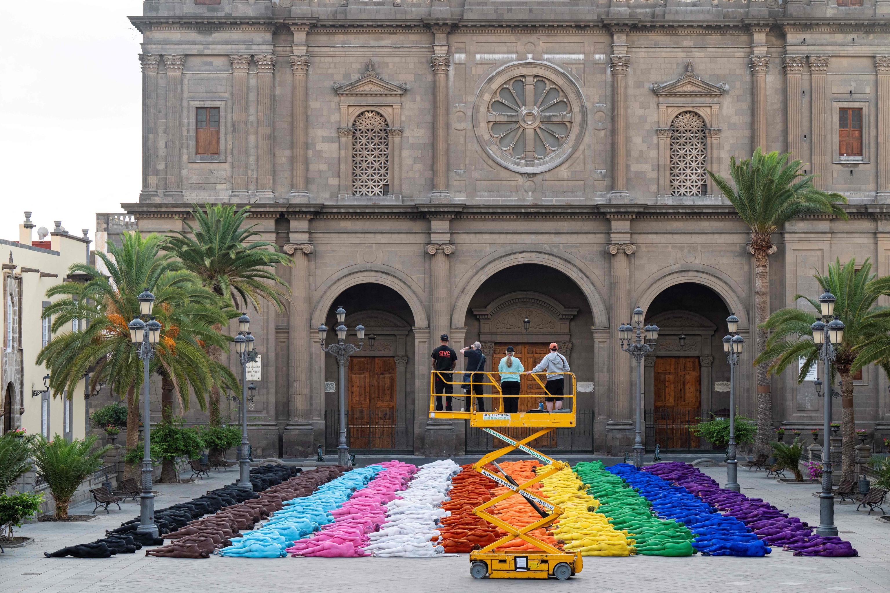 Tunick rinde homenaje a la comunidad LGTBIQ+ a través de 500 cuerpos desnudos y pintados con los colores del arcoíris en Gran Canaria