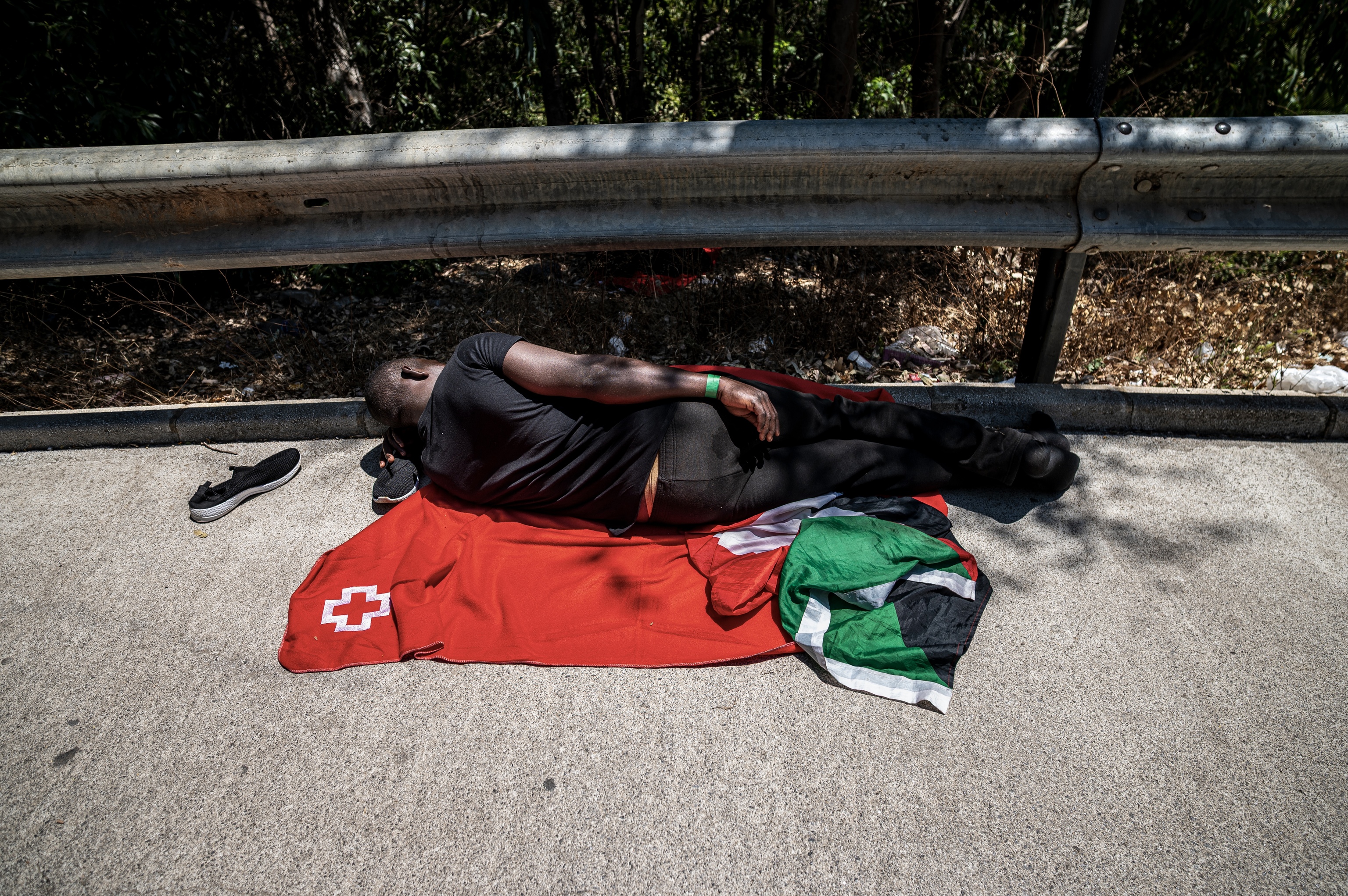 El colapso del CETI deja a decenas de migrantes durmiendo en la calle mientras Ceuta recupera tres cadáveres del mar