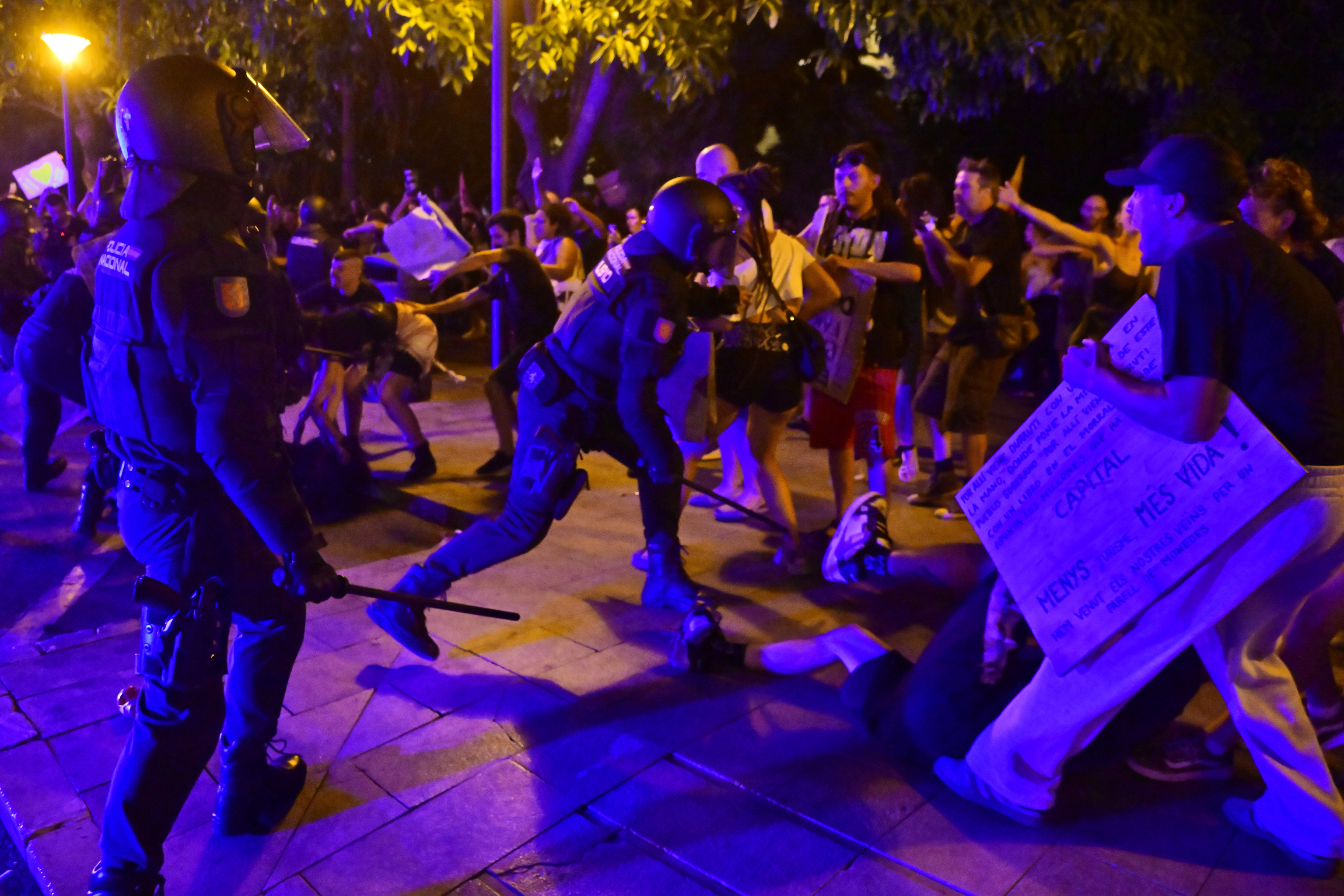 Cargas policiales con heridos tras la marcha en Palma contra la masificación turística
