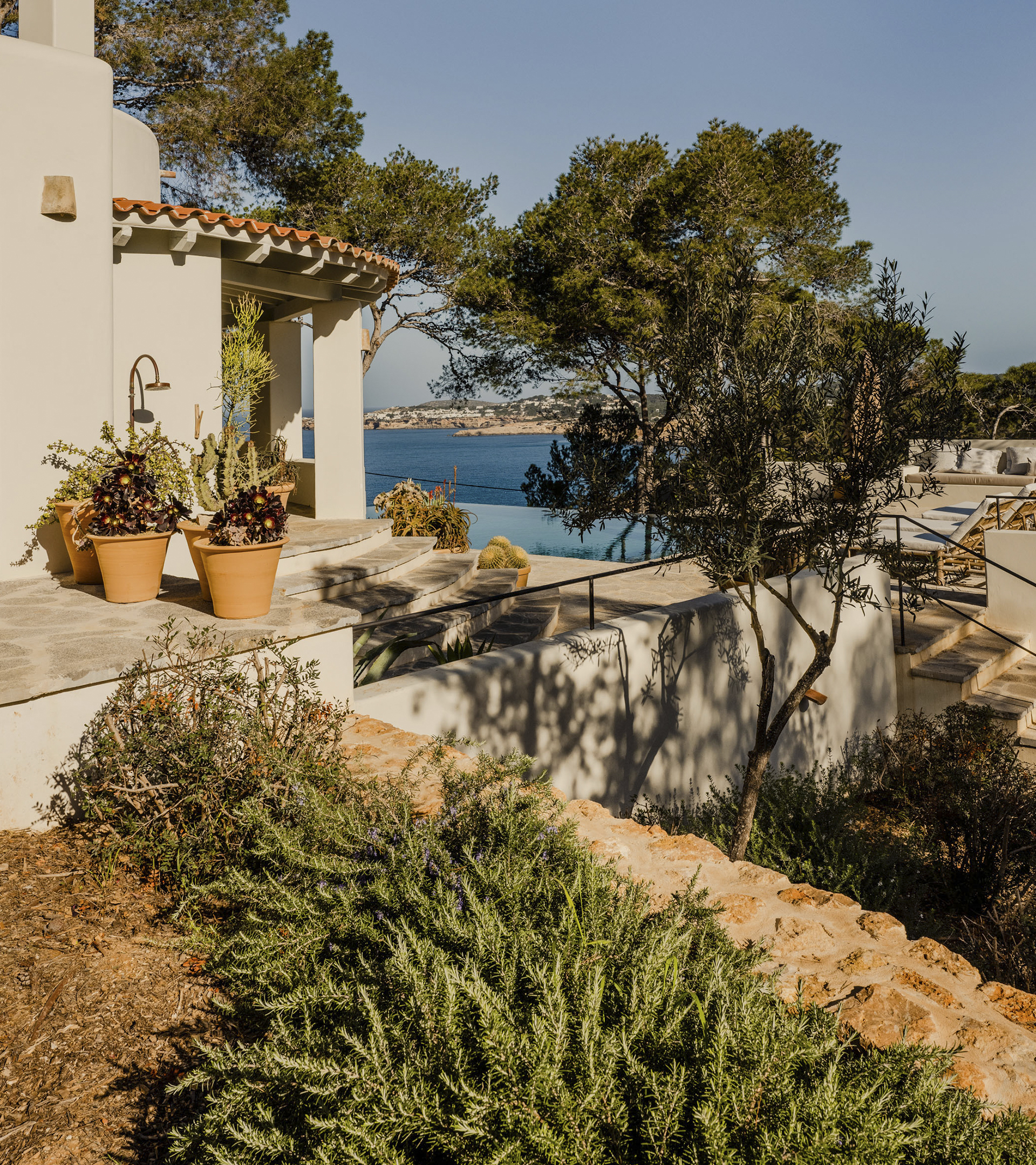 La transformación de una casa payesa de Ibiza en un refugio para el relax sobre el mar