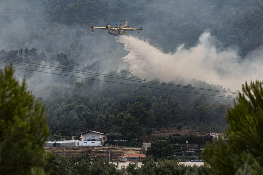 El incendio de la Vall d'Uixó mantiene en vilo a 80.000 vecinos tras arrasar 7.000 hectáreas