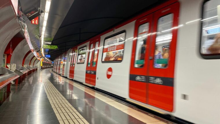 Al menos 120 atendidos, ninguno de gravedad, por un incendio en el metro de Barcelona que obliga a a evacuar la estación de Glòries y a cerrar la del Clot