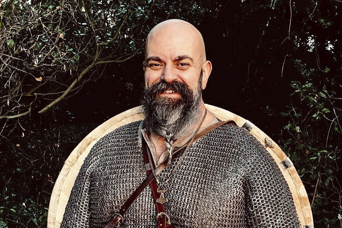 John Gwynne, el escritor llamado a suceder a Tolkien: "La verdadera épica es hacer el bien en los detalles cotidianos"
