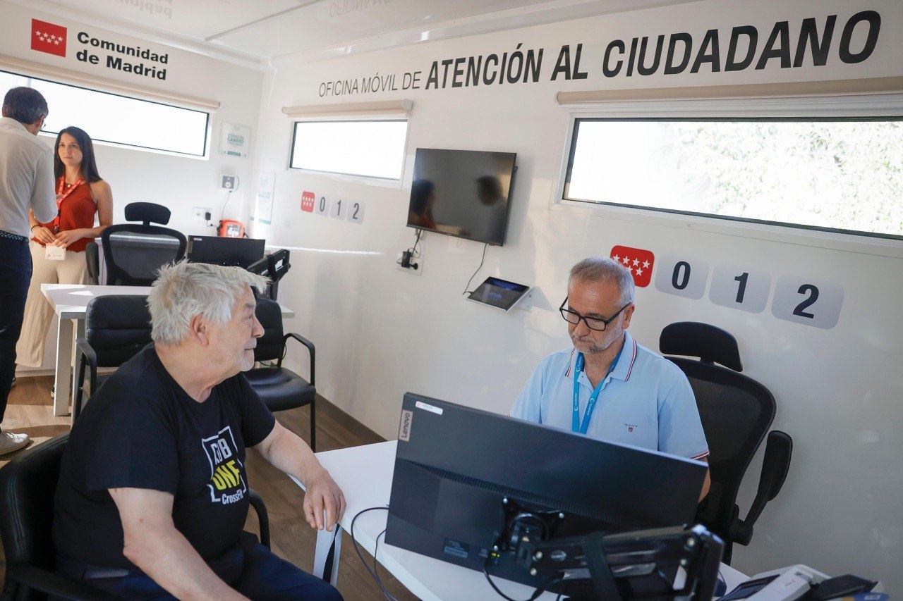 Una caravana de psicólogos, de pabellón en pabellón, para atender a los evacuados del fuego: "La ansiedad aumenta con los días"