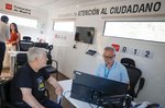 Una caravana de psicólogos, de pabellón en pabellón, para atender a los evacuados del fuego: "La ansiedad aumenta con los días"