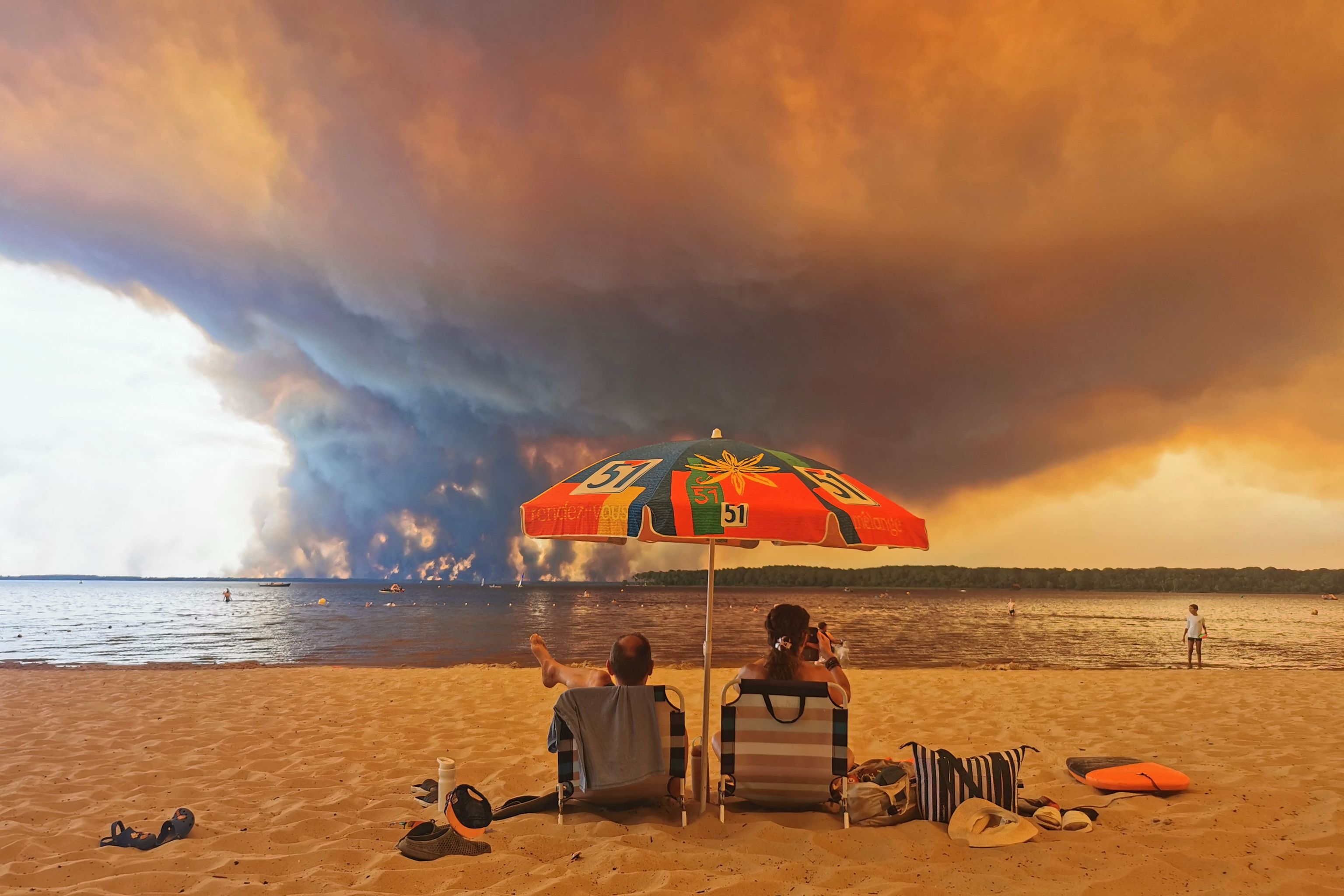 La nueva postal del verano: viendo el mundo arder